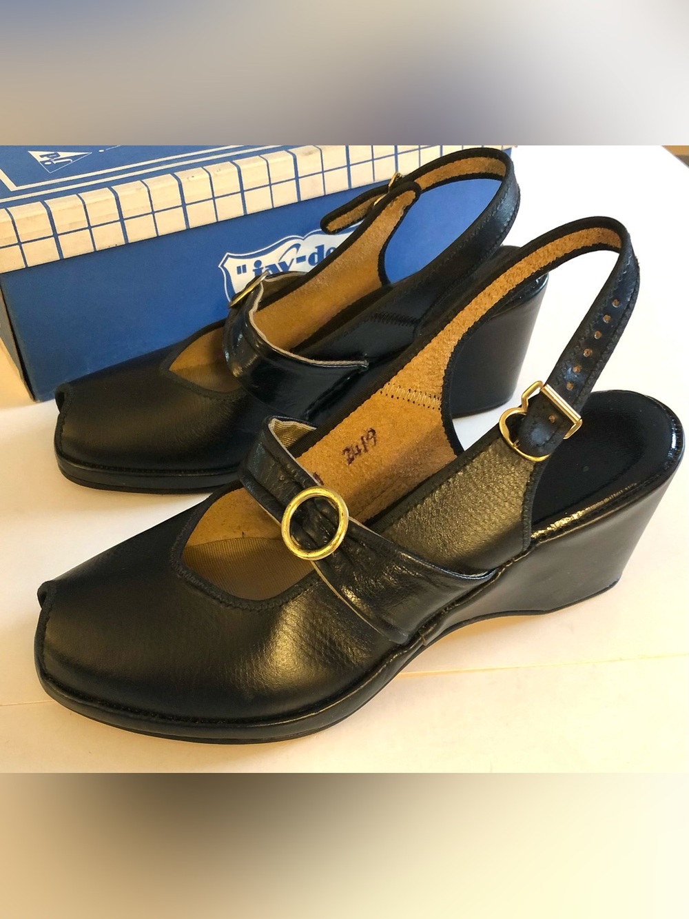 VINTAGE 1940-50’S WOMEN/TEENS DECOR- DISPLAY SZ 5M SLINGBACK WEDGE LOOKS NEW